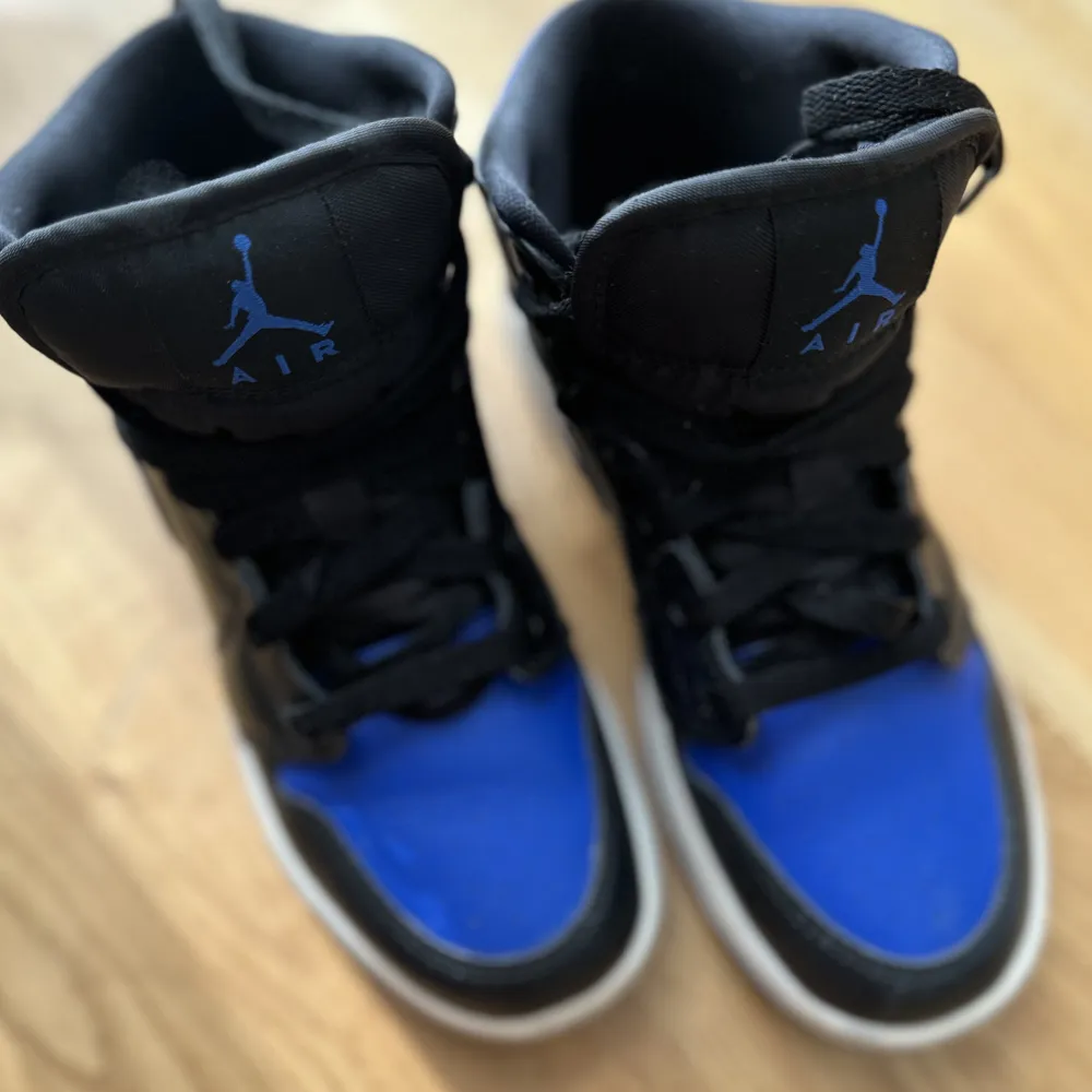 Nike jordans mid royal blue. Skor.