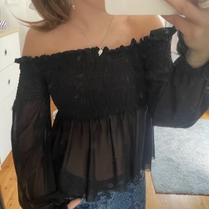 Fest topp - Super snygg svart off shoulder topp, super bra skick!!💗💗köpare står för frakt