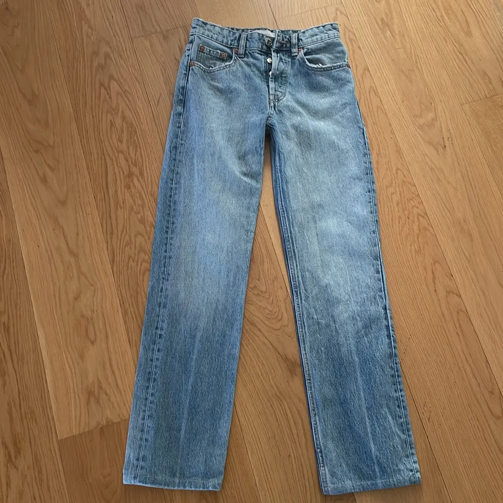 Såå snygga jeans från Zara strl 32 Ljusblå. Straight modell. Passar längd 158-162 cm ca. Jeans & Byxor.
