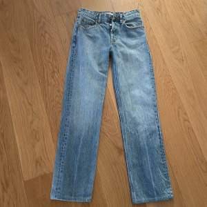 Såå snygga jeans från Zara strl 32 Ljusblå. Straight modell. Passar längd 158-162 cm ca