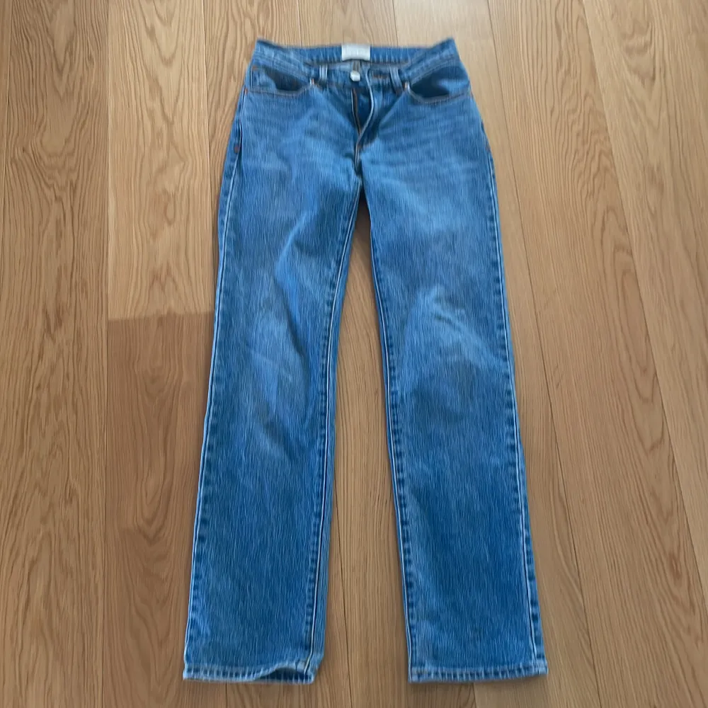 Supersnygga a brand jeans i jättebra skick! Low straight modell  Passar längd 157-160cm ca   . Jeans & Byxor.