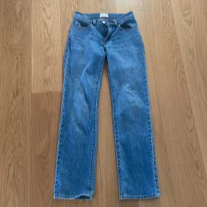 Supersnygga a brand jeans i jättebra skick! Low straight modell  Passar längd 157-160cm ca   