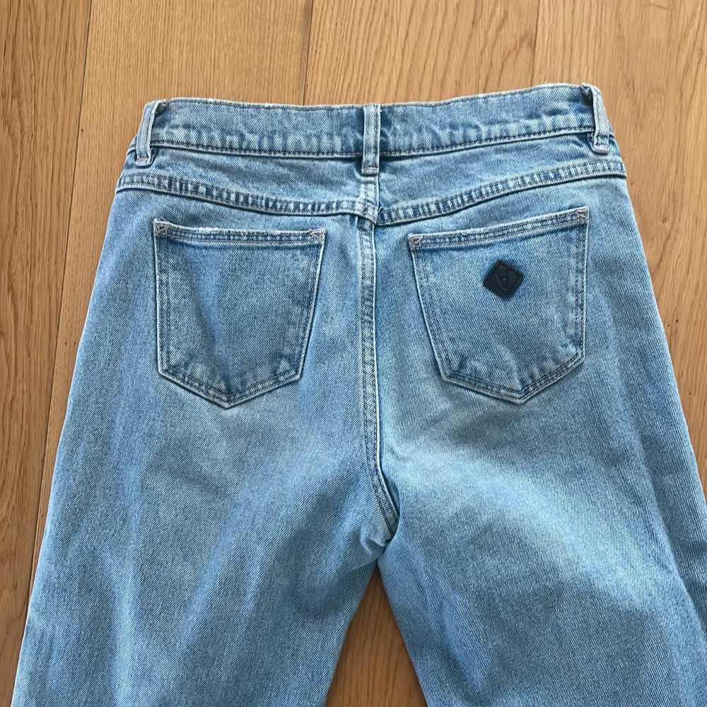 Supersnygga abrand jeans ljusblå strl 25. Passar ngn i längd ca 157-162cm  Är i jättebra skick! . Jeans & Byxor.