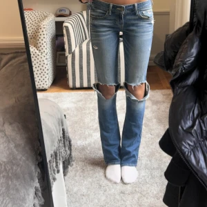 Low waist - Säljer dessa as snygga low waist jeans från Hollister, ny pris 500kr, säljer de för 400kr💕