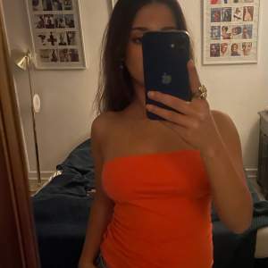 Orange off shoulder topp. Köparen står för frakt. 