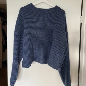 Stickad blå tröja  - En tjock blå stickad tröja från h&m storlek Xs, men ganska stor i sig