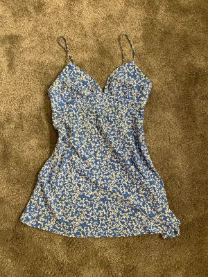 Blommig klänning - Fin blommig klänning köpt från zara i somras men aldrig använd. Köptes för 599kr. Kan sänka pris💕