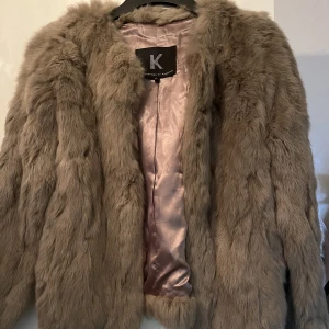 Pälsjacka - Beige/brun pälsjacka (kaninpäls)  Storlek 32 passar 34 Köpt på raglady 