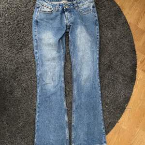 Jättefina jeans från brandy Melville!  Dem är köpta här på Plick men de används inte längre tyvärr. De är lågmidjade och bootcut! Bilderna är ifrån förra säljaren!!