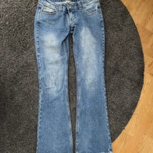 Jeans  - Jättefina jeans från brandy Melville!  Dem är köpta här på Plick men de används inte längre tyvärr. De är lågmidjade och bootcut! Bild 1 är från förra säljaren!!