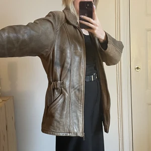Vintage skinnjacka - Härlig höstjacka i mycket fint skick! Läder med fin patina. Jag på bild är 170/XS! 