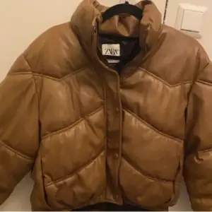 Jag har en brun Zara-jacka till salu som jag köpte förra vintern och bara använde fyra gånger, så den är i mycket gott skick. Jag köpte den för 500 kr, men jag säljer den nu för 350 kr. Jackan är i storlek S, men den passar även en M. Priset är förhandlin