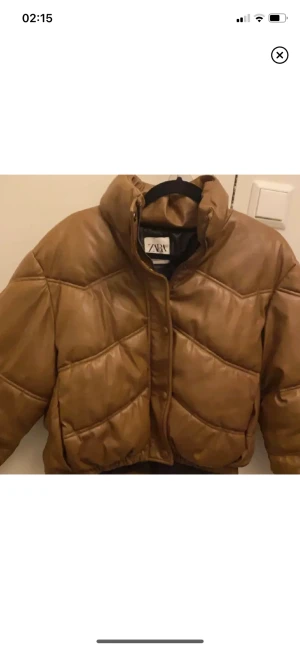 En jacka från zara - Jag har en brun Zara-jacka till salu som jag köpte förra vintern och bara använde fyra gånger, så den är i mycket gott skick. Jag köpte den för 500 kr, men jag säljer den nu för 350 kr. Jackan är i storlek S, men den passar även en M. Priset är förhandlin