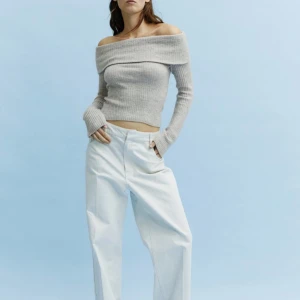 Off shoulder tröja - Säljer nu denna populära och slutsålda off shoulder tröjan från H&M. Använd 1 gång bara så i superfint skick! Säljer då jag har en till liknande🫶🏼