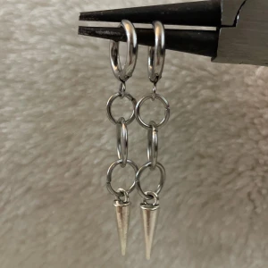 Layerd hoop earrings  - Dessa örhängen är till största dels gjorda av rostfritt stål vilket innebär att de förmodligen inte förstörs om de kommer i kontakt med vatten och allmänt håller längre. Rostfritt stål ändrar inte färg som att ndra material ,perfekta för vardaglig användn