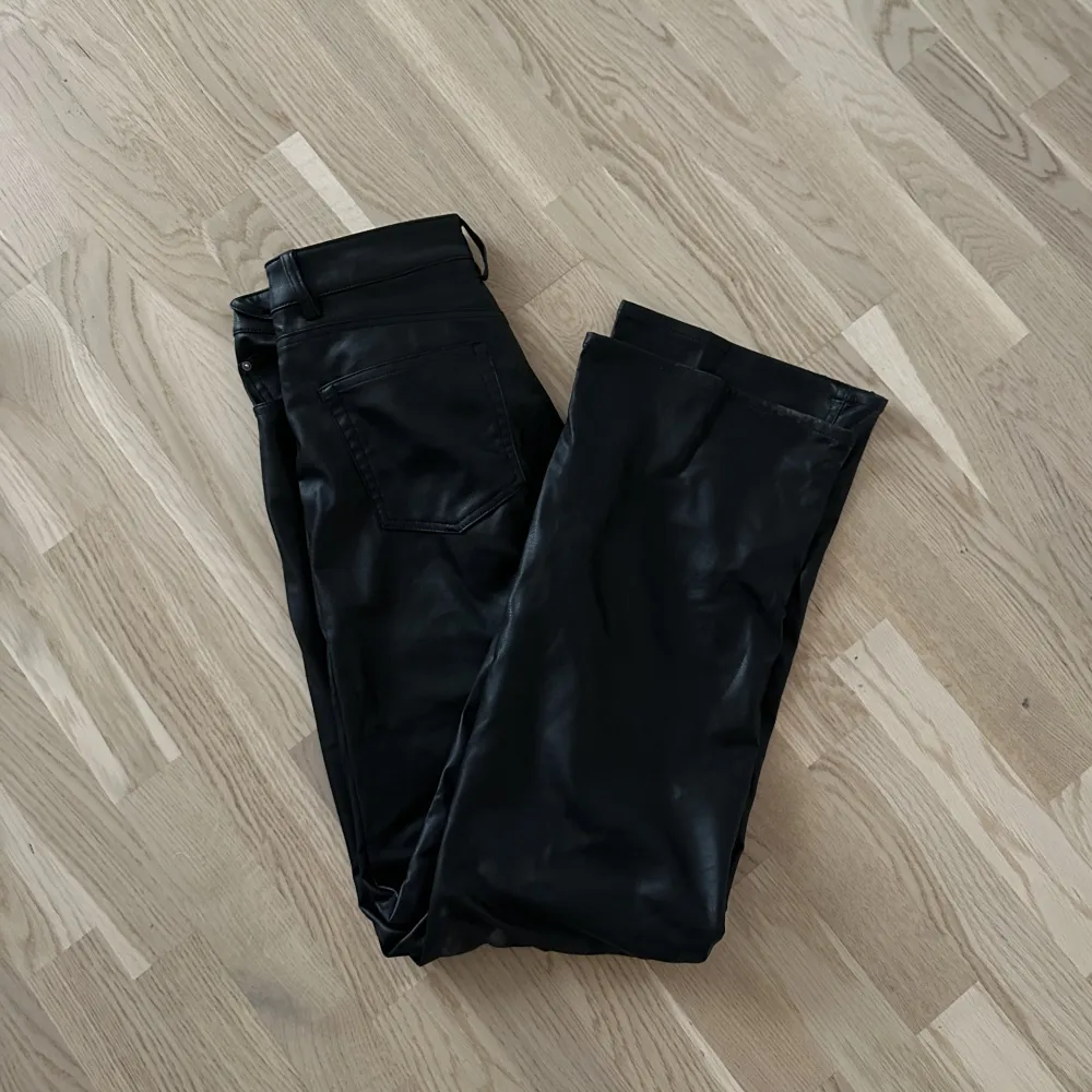 Svarta skinnbyxor med superbra passform, lite slitna i botten men övrigt i bra skick!. Jeans & Byxor.