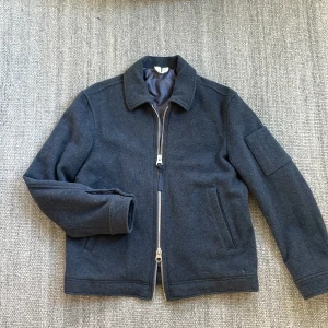 Arket wool overshirt  - Arket wool overshirt i väldigt fint skick! Size M passar S också! Grym till hösten och tjock så den funkar till vinter med