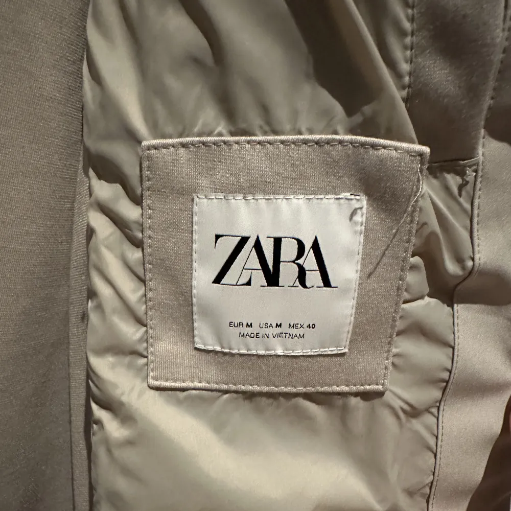 🤍Beige dunjacka från Zara man i storlek M.. Jackor.