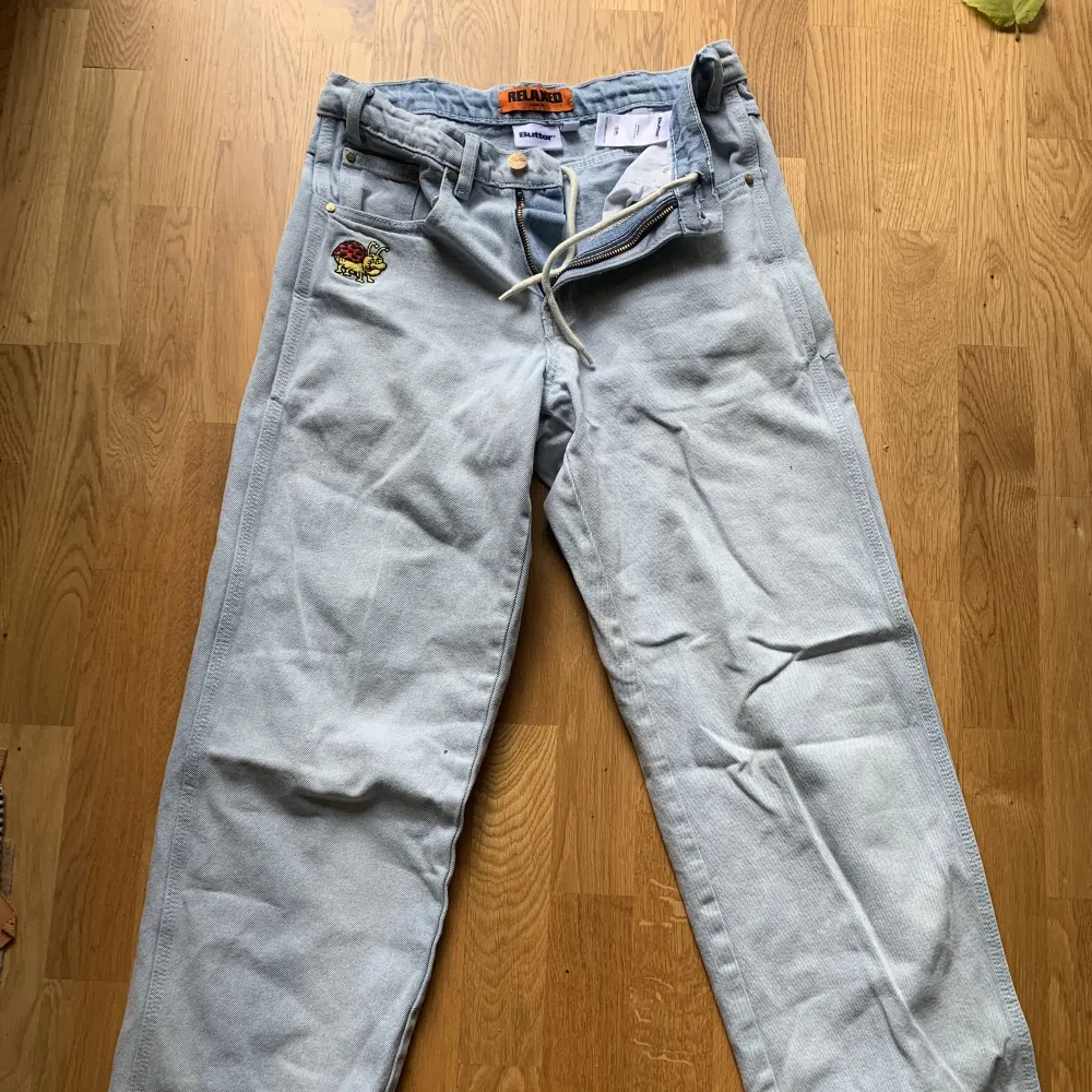 Feta blekta baggy jeans från Buttergoods men snörning på insidan. Condition 9/10. Jeans & Byxor.