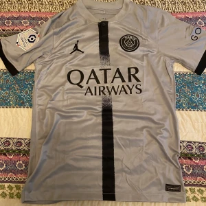 PSG x Jordan Fotbollströja (Bortaställ) - Kondition 10/10, helt ny med tags, scan på taggen funkar, nypris är 1200 och uppåt, för fler bilder hör gärna av er! 