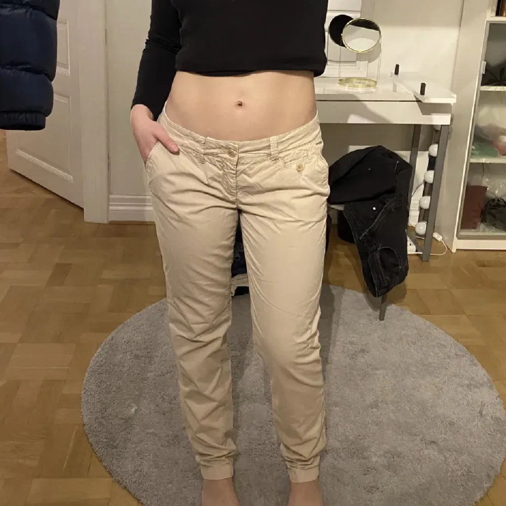 Säljer dessa snygga ljusbeiga chinos byxorna i storlek 40. Från Espirit. Aldrig använda 💕. Jeans & Byxor.