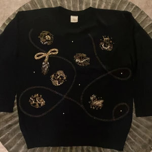 Tröja från Hoffmann - Tröja m. insydda tryck av sjärntecken i guld och pärlo detaljer. Den är oandvänd och i bra skick.