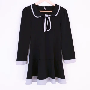 svart klänning strl S - Kort svart klänning med ljusgrå detaljer, köpt på plick. Stretchigt tyg. Vet inte vad märket heter då etiketterna står på ett asiatiskt språk. Kan mäta och fixa mer bilder vid intresse. 