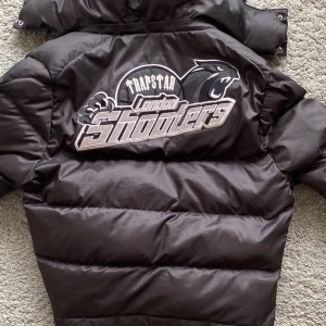 Trapstar jacka - Säljer Shooters jacka i storlek XS, passar 175-180, jackan köptes vintern 2022 men har använts vid enstaka tillfällen. Nypris 4500kr, skriv för mer info