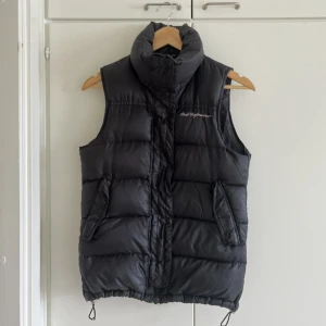 Peak performance väst dam - Säljer min fina peak väst i storlek xs, för endast 200kr. (Frakt ingår inte) Västen är i ett bra men använt skick. Vänstra jackfickan går inte att stänga men det är inget märkvärdigt💞😊