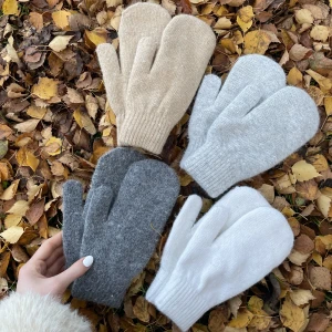 Varma tummvantar 🤍🩶🖤🤎 - Färger: beige, vit & svart (LJUS- OCH MÖRKGRÅA SLUT FÖR TILLFÄLLET. SKRIV OM FLER AV DESSA SKULLE VARA AV INTRESSE) Väldigt varma och mysiga vantar, även fodrade! Bara att höra av sig vid frågor! 30 kr i frakt för ett par!(Billigare vid köp av fler par)  