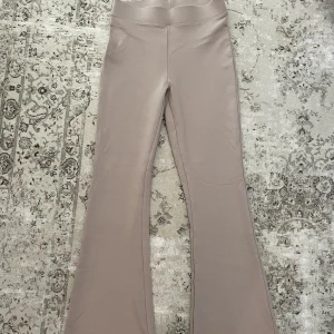 Byxor  - Gina Tricot flare petite trousers, beige i storlek xs. Nästan nya har använt dem ett par gånger :) 