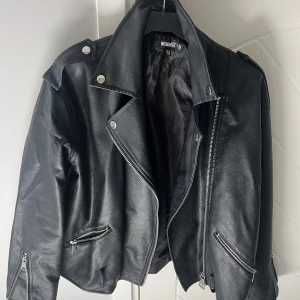 Skinnjacka🖤 - Supersnygg oversized skinn jacka 🖤