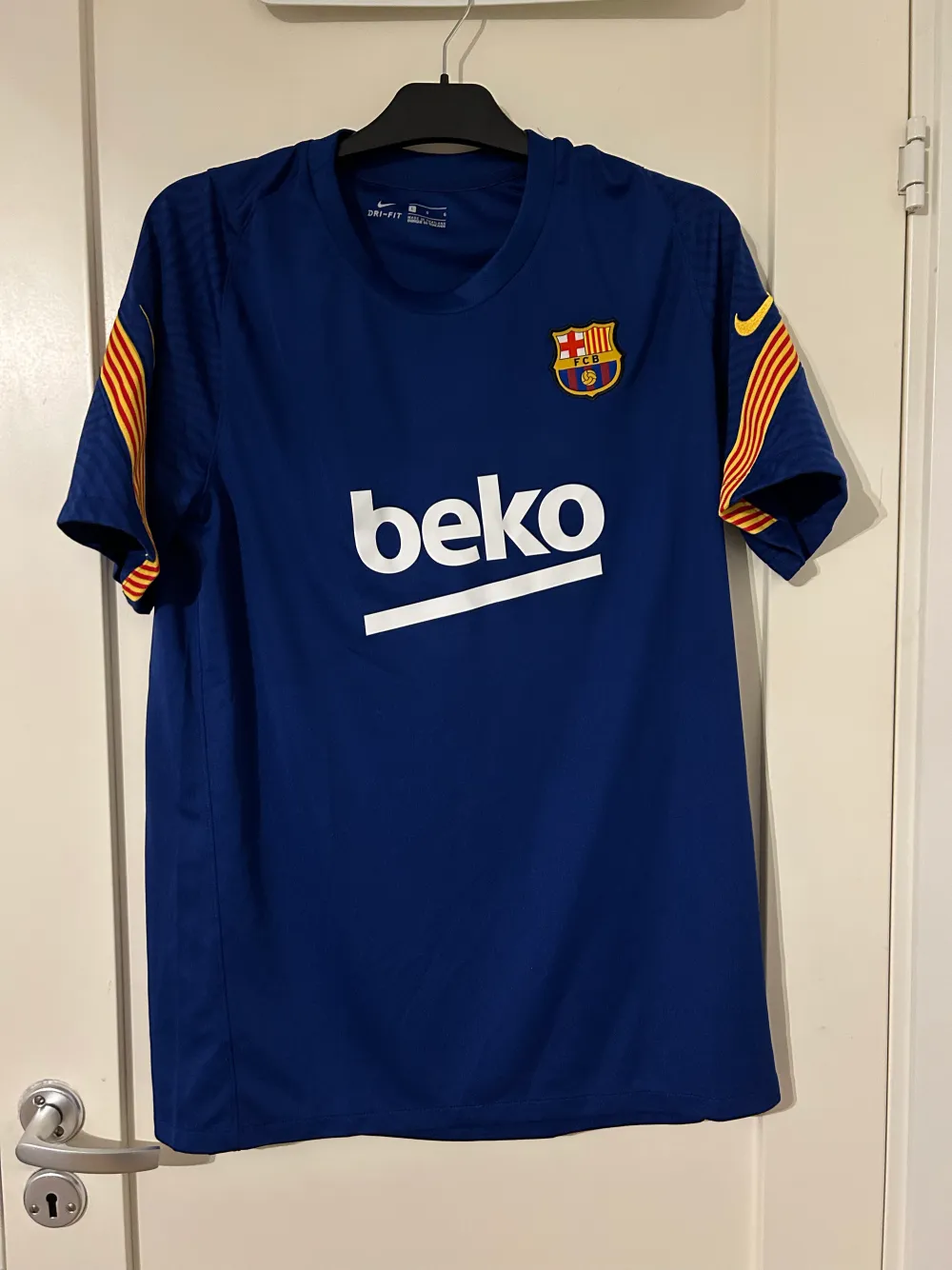 Super fin tröja som inte är använd den är köpt o Barcelona . T-shirts.