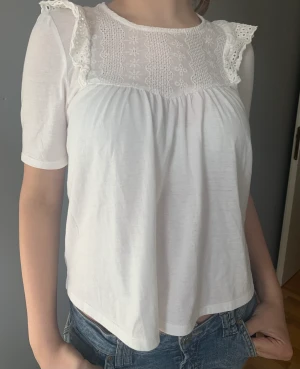 Jättefin tröja med volanger  - Säljer denna jättefina vita tröja från Only. Köpt på Zalando, knappt använd. Strl M, men passar även på S.