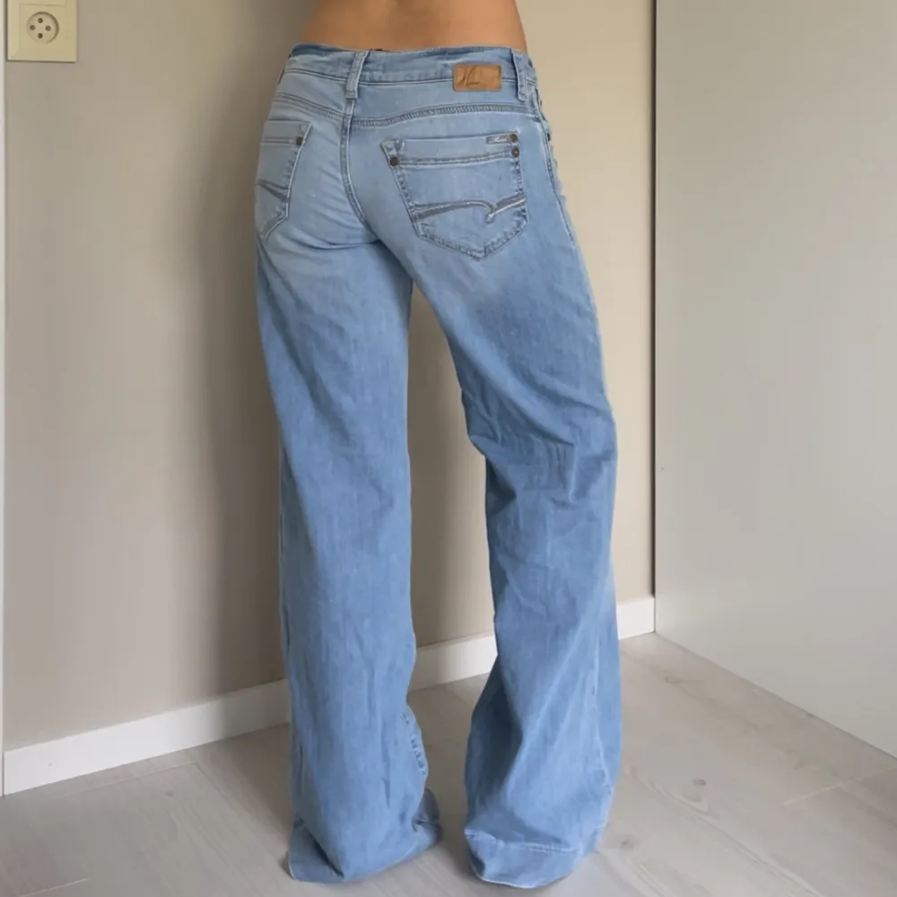 Jättefina jeans! Midjemåttet är 78 och innerbenslängden är 76. Jeans & Byxor.