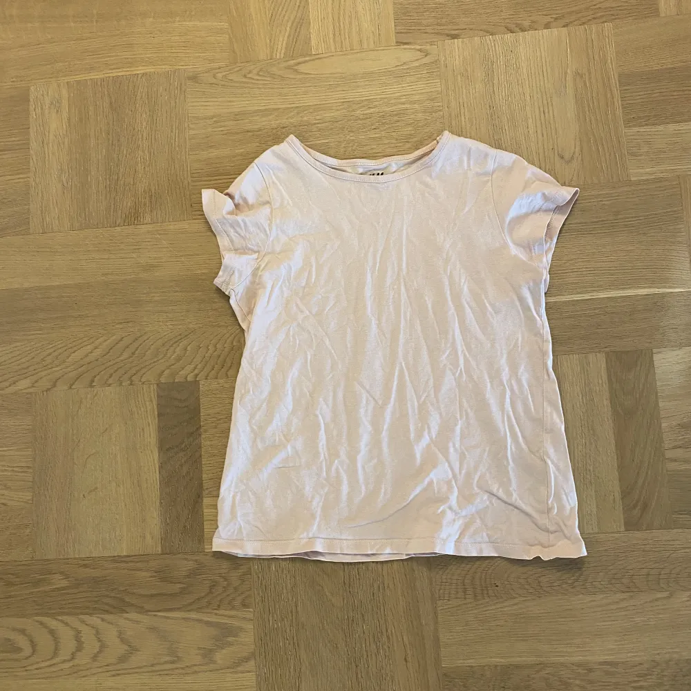 Nu säljer jag denna fina  T-shirten stl 134-140 från H&M pga att den är för liten 💕 inga hål eller liknande. 30kr + frakt 🚚📦 !Tryck INTE på köp nu!. T-shirts.
