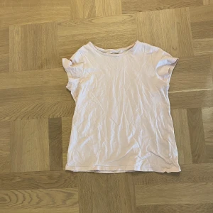 134-140 T-SHIRT - Nu säljer jag denna fina  T-shirten stl 134-140 från H&M pga att den är för liten 💕 inga hål eller liknande. 30kr + frakt 🚚📦 !Tryck INTE på köp nu!