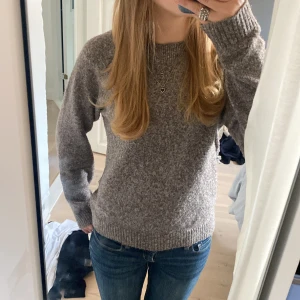 Stickad tröja - Jag säljer denna Jättefina Stickade tröja från vero Moda, inga defekter och inte alls särskilt noppig. Pris kan diskuteras 💕ANVÄND GÄRNA KÖP NU💕
