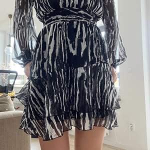 Finaste zebramönster klänningen från Zara, knappt använd ❤️ perfekt till vardags och fest