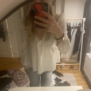 Blus  - Säljer min så fina blus 💞den är i nyskick och har inte tecken på användning 
