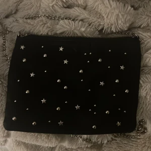 Handväska  - Säljer denna fina lilla väska som tyvärr inte kommer till användning längre. Superfin och praktisk. Märket är oklart tror Zara🌟🫶🏼