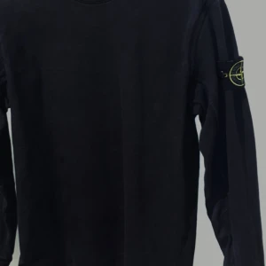 Stone island sweatshirt - Sweatshirt från Stone island. Andvänt skick, inga hål osv. Stl S men kan passa M också. Vid frågor är det bara att höra av sig!