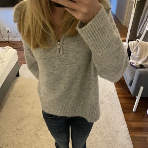 Stickad tröja med zip  - Säljer denna superfina stickade tröja från Bershka💕 Tröjan är använd ett fåtal gånger därav i väldigt bra skick. Frakten ingår ej i priset, priset kan diskuteras. 