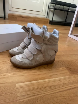 Isabel marant skor - Säljer mina så snygga skor från isabel marant då de är lite små för mig tyvärr. De är i väldigt bra skick men har lite fläckar på spännena (bild 3) men som man inte tänker på när man har de på sig. Kartong ingår💓