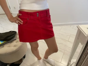 Kjol - Säljer denna jätte snygga lowwaist kjolen🥰🙌Passar allt från S till L😍Nyskick❤️‍🔥