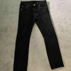 Levi’s 501 - Levi’s 501 jeans i svart färg. Skick 9/10. Storlek 30/32. Hör av er om ni har frågor.