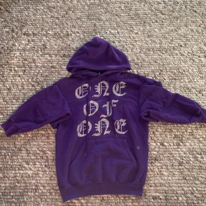 One of One  - En One of One Hoodie i storlek s. Köpte i pop up butiken. Mycket bra skick ordinarie pris 1100:kr mitt pris 550:kr