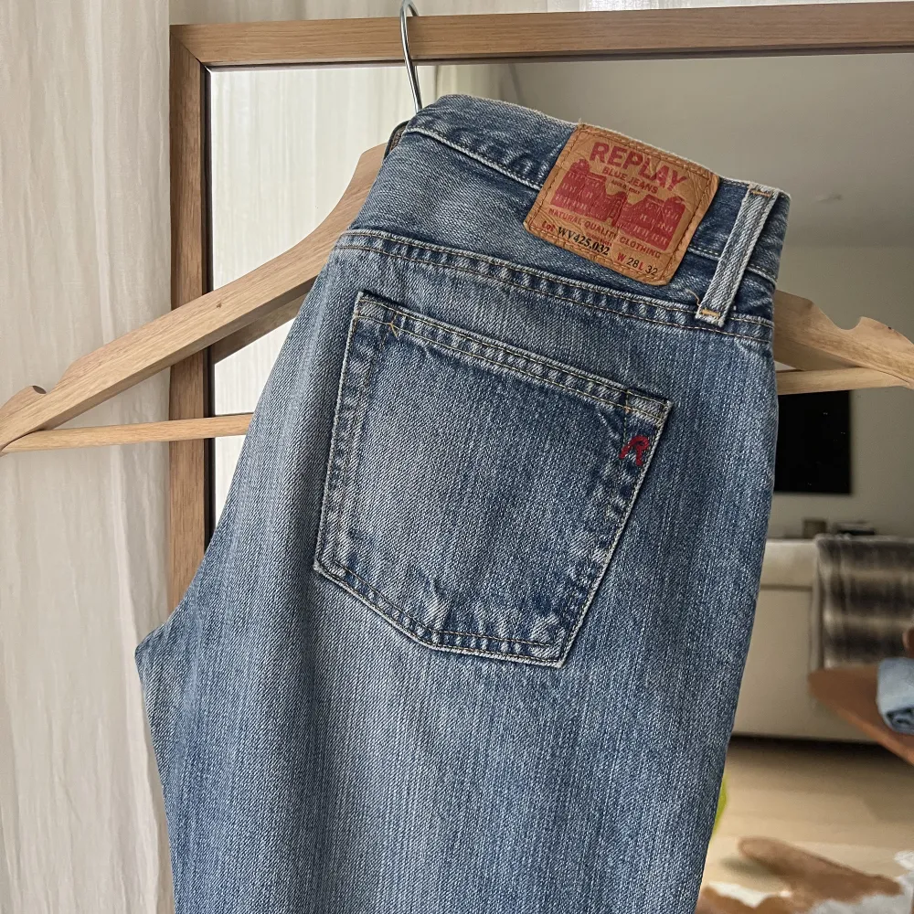Säljer dessa snygga replayjeans då de tyvärr är lite stora på mig 🤍🤍 Frakt tillkommer utöver priset ovan 🫶🏼 . Jeans & Byxor.