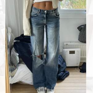 Så snygga baggy jeans i storlek 34, passar även en 36a. Perfekt till hösten!  Tyvvär blivit liggandes  (Jag är ca 175) 