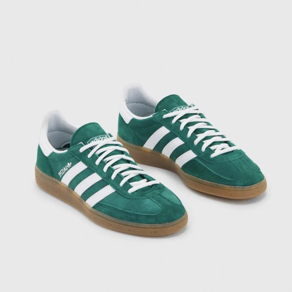 SÖKER dessa Adidas spezial skorna i grön!! Stl 37 1/3 eller 38 (helst 38), hör gärna av dig är väldigt intresserad!! 💚. Skor.